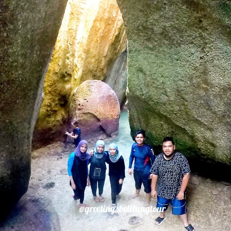 program liburan 4D3N Paket Tour Belitung Reguler bersama sekelompok kerabat kantor yang sedang berliburan ke hopping island yang sedang berfoto di pulau lutong.
