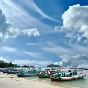 "Deretan kapal untuk sewa boat Belitung 2025 lengkap di Pantai Tanjung Kelayang, siap antar wisatawan island hopping."