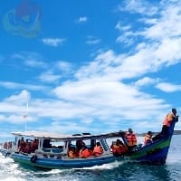 "Sewa kapal boat Belitung 2025 lengkap saat island hopping, Perjalanan Tour Laut dan jelajah pulau bersama rombongan wisata."