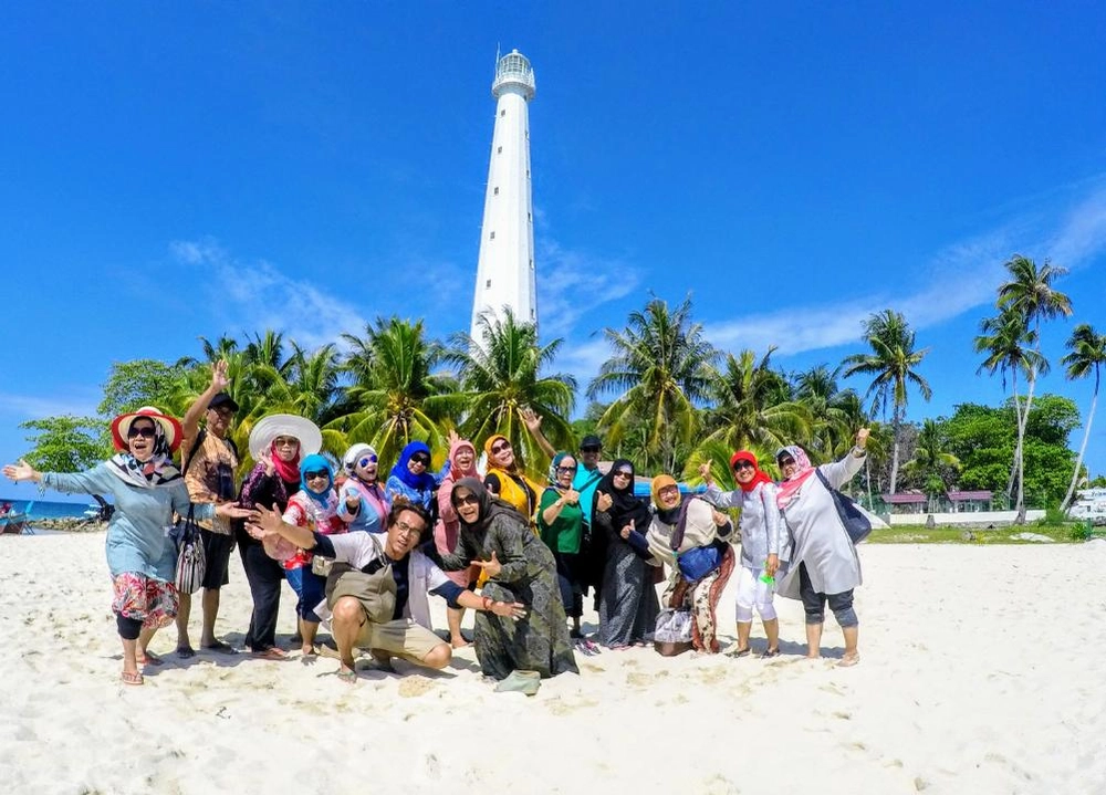 Paket-Tour-Belitung-3D2N-Private-Trip sekelompok orang yang sedang berfoto di dekat mercusuar