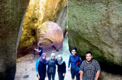 program liburan 4D3N Paket Tour Belitung Reguler bersama sekelompok kerabat kantor yang sedang berliburan ke hopping island yang sedang berfoto di pulau lutong.