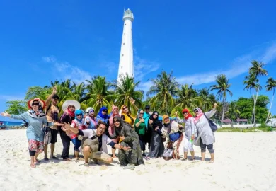 "Paket wisata tour Belitung kunjungan 2025 ke Pulau Lengkuas, foto bersama Rombongan wisatawan view mercusuar suasana tropis"